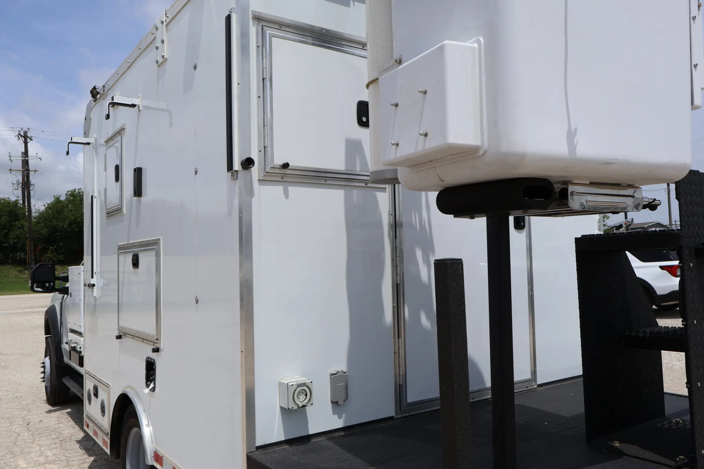 VANTEL-29-NE Splicing 2026 Ford F-550 4×4 Mobile Tech